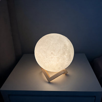 Glowspective Moon Lamp 3D maanlamp met warme gloed op nachtkastje