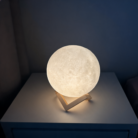 Glowspective Moon Lamp 3D maanlamp met warme gloed op nachtkastje